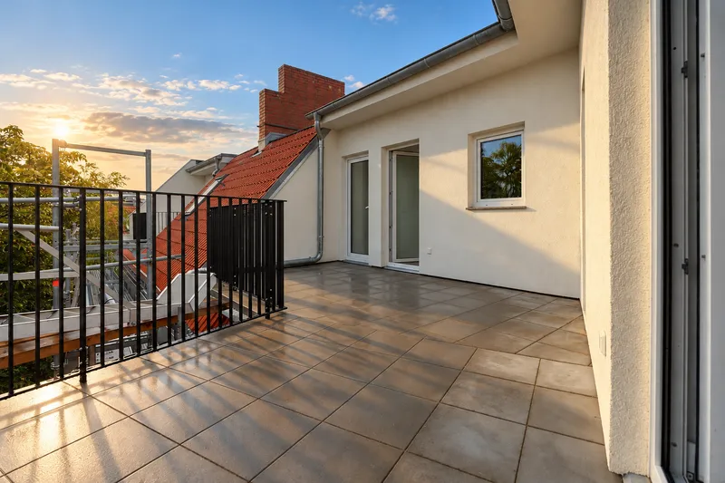 Moderne Dachgeschosswohnung mit großzügiger Terrasse und Klimaanlage im Schillerkiez — photo 1